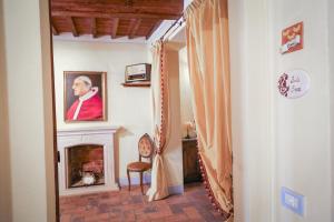 a hallway with a painting of a pope on the wall at Pienzalettings "Suites" in Pienza