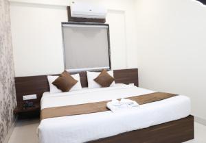Voodi või voodid majutusasutuse Hotel Bridge View Nagpur toas