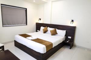 Voodi või voodid majutusasutuse Hotel Bridge View Nagpur toas
