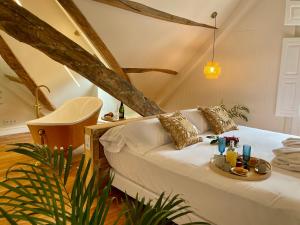 un soggiorno con un divano bianco con un vassoio sopra di Villa Boutique 1880, Escapada Romántica con Spa Privado Exterior, Privacidad y Servicio Personalizado a San Salvador