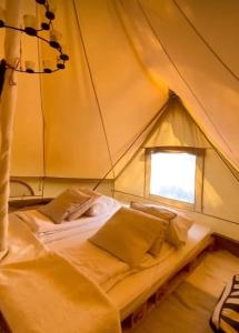 Postel nebo postele na pokoji v ubytování Garden Glamping Mirabelle