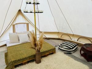 Postel nebo postele na pokoji v ubytování Garden Glamping Mirabelle