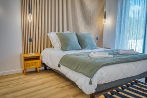 Un pat sau paturi într-o cameră la Vue mer - Appartement Liberty AuraPlage