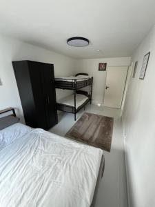 a bedroom with a bed and a bunk room at 2 Moderne Wohnung nahe Museum in Sinsheim