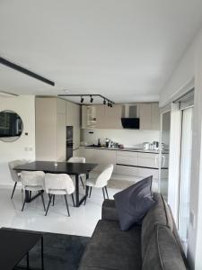 a living room with a couch and a table and a kitchen at 2 Moderne Wohnung nahe Museum in Sinsheim