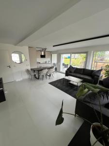 a living room with a couch and a table at 2 Moderne Wohnung nahe Museum in Sinsheim