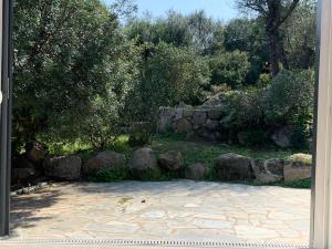 Un montón de rocas y un muro de piedra en La campagne au bord de la mer, en Porto Vecchio