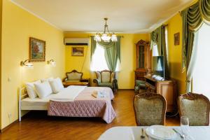 una stanza d'albergo con un letto e un tavolo di Квартира Антиквара у центрі Полтави Мережа AlexApartments Документи для відряджень Безконтатне заселення Цілодобово a Poltava