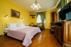 una camera da letto con un letto e una TV a schermo piatto di Квартира Антиквара у центрі Полтави Мережа AlexApartments Документи для відряджень Безконтатне заселення Цілодобово a Poltava