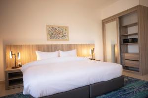 Postel nebo postele na pokoji v ubytování Golden Tulip Amman
