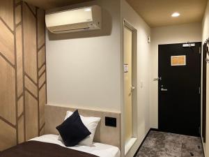 Postel nebo postele na pokoji v ubytování HOTEL LiVEMAX BUDGET Amagasaki