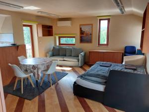 una sala de estar con una mesa y un sofá en Jakócs szállása, en Balatonfüred