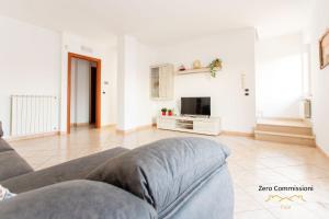 a living room with a couch and a tv at Villa Vespucci - appartamento di 170mq in Montesilvano