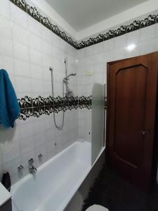 bagno con vasca e servizi igienici di Arcobaleno a Ferrara