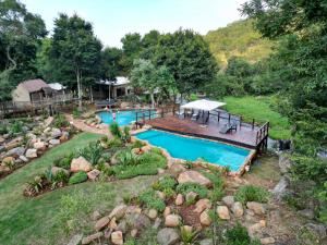 einen Luftblick auf einen Pool im Hof in der Unterkunft Rocky Drift Private Nature Reserve in Waterval Boven