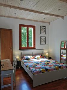 a bedroom with a bed and a table at Codirosso - Rustico in collina vicino al mare in Trebbiantico