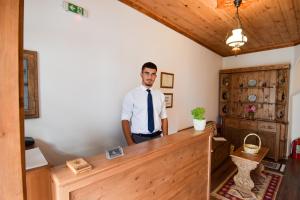 Členové personálu v ubytování 4 Rooms 1940