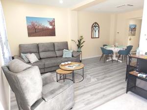 PinosoにあるCasa Rosaのソファとテーブルのあるリビングルーム