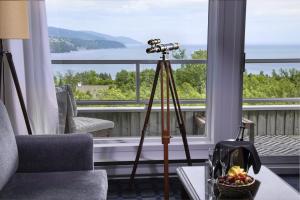 a camera on a tripod in front of a window at Auberge des Falaises in La Malbaie