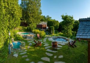 Bazén v ubytování Auberge des Falaises nebo v jeho okolí