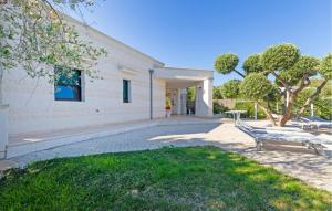 カロヴィーニョにあるStunning Home In Carovigno With Wifiの白い建物