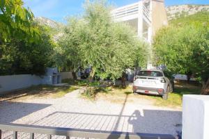 a car parked in a driveway next to a building at Ferienwohnung Am Strand in Klek