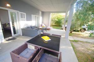 a patio with a table and chairs and a couch at Ferienwohnung Am Strand in Klek