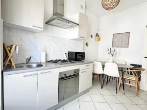 Kuchyň nebo kuchyňský kout v ubytování Suite Cinnabar - Check in h24 - Wifi