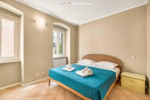 a bedroom with a blue bed with towels on it at La Perpetua, Terre Marine in Riomaggiore