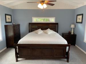 ein Schlafzimmer mit einem Bett und einem Deckenventilator in der Unterkunft Cozy Lake Front Cottage in Clermont