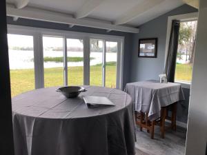 Galeriebild der Unterkunft Cozy Lake Front Cottage in Clermont