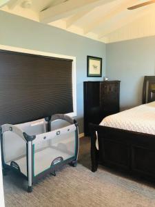 Ein Bett oder Betten in einem Zimmer der Unterkunft Cozy Lake Front Cottage