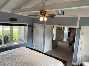 Ein Bett oder Betten in einem Zimmer der Unterkunft Cozy Lake Front Cottage