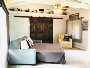 Ein Sitzbereich in der Unterkunft Cozy Lake Front Cottage