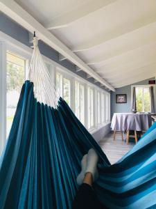 Ein Bett oder Betten in einem Zimmer der Unterkunft Cozy Lake Front Cottage