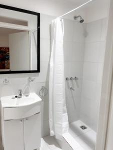 Koupelna v ubytování BORGES HOUSE APARTS Apartamentos con cochera a dos cuadras del Obelisco!