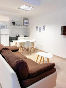 Kuchyň nebo kuchyňský kout v ubytování BORGES HOUSE APARTS Apartamentos con cochera a dos cuadras del Obelisco!