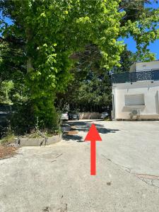 a red arrow pointing into a driveway with a house at Loft Romantique ~Jacuzzi privatif~ Séjour amoureux in Vieille-Toulouse