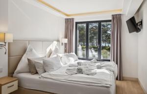 ビンツにあるJuniorの窓のある部屋にある白いベッド