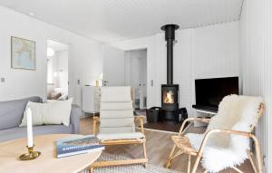 sala de estar con sofá, mesa y chimenea en Beautiful Home In Ebeltoft With Wifi, en Ebeltoft