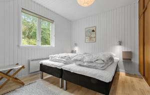 Un dormitorio con una cama con sábanas blancas y una ventana. en Beautiful Home In Ebeltoft With Wifi, en Ebeltoft 10 fotos más