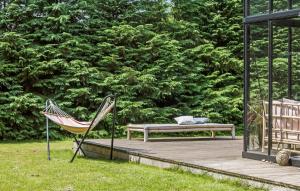 VejbyにあるLovely Home In Vejby With Kitchenの茂みのある木製のデッキに置かれた椅子とベンチ +10枚の写真