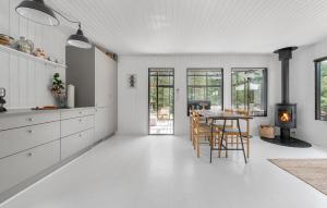 VejbyにあるLovely Home In Vejby With Kitchenのテーブルと椅子のあるキッチンとダイニングルーム