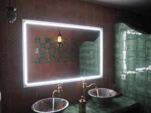 a bathroom with two sinks and a large mirror at Casa Real in Salar