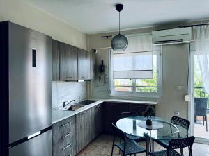 Η κουζίνα ή μικρή κουζίνα στο Sun Sight - Deluxe Family Apartments
