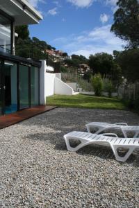 um par de camas brancas sentadas num pátio de cascalho em Casa Vallromanes BCN em Vallromanes