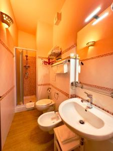 łazienka z umywalką i toaletą w obiekcie B&B Selvaggio Blu w mieście Baunei +28 zdjęć