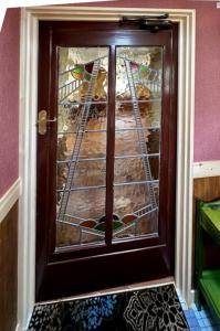 a door with a stained glass window in a room at まるごや 船でしか行けない離島の一棟貸し宿 in Hinase