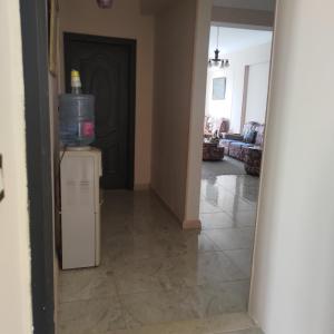Kuchyň nebo kuchyňský kout v ubytování Cairo Gem budget room with AC and smart TV, 12minutes from the airport please only book through booking we can't offer booking outside the app, please contact us via phone number provided after confirming your booking, so we can check you in, thanks