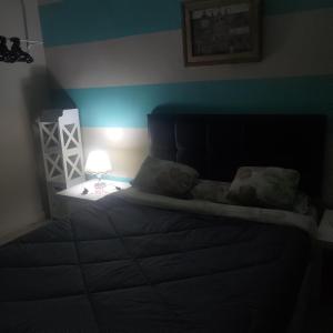 Postel nebo postele na pokoji v ubytování Cairo Gem budget room with AC and smart TV, 12minutes from the airport please only book through booking we can't offer booking outside the app, please contact us via phone number provided after confirming your booking, so we can check you in, thanks